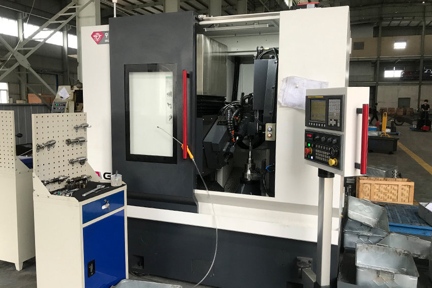 Gear hobbing machine